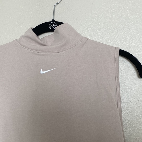 Nike Turtle Neck Crop top - Picture 2 of 4